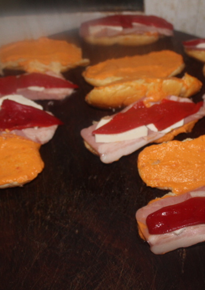 Una foto de Panes de leche con bacon, queso fresco y pimientos del piquillo