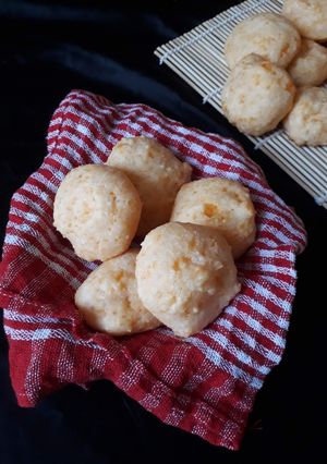 A picture of Brazilian Cheese Bread (PAO DE QUEIJO).