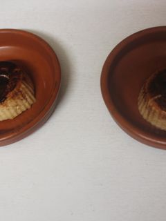 Una foto de Flanes individuales con nata e higos camuflados