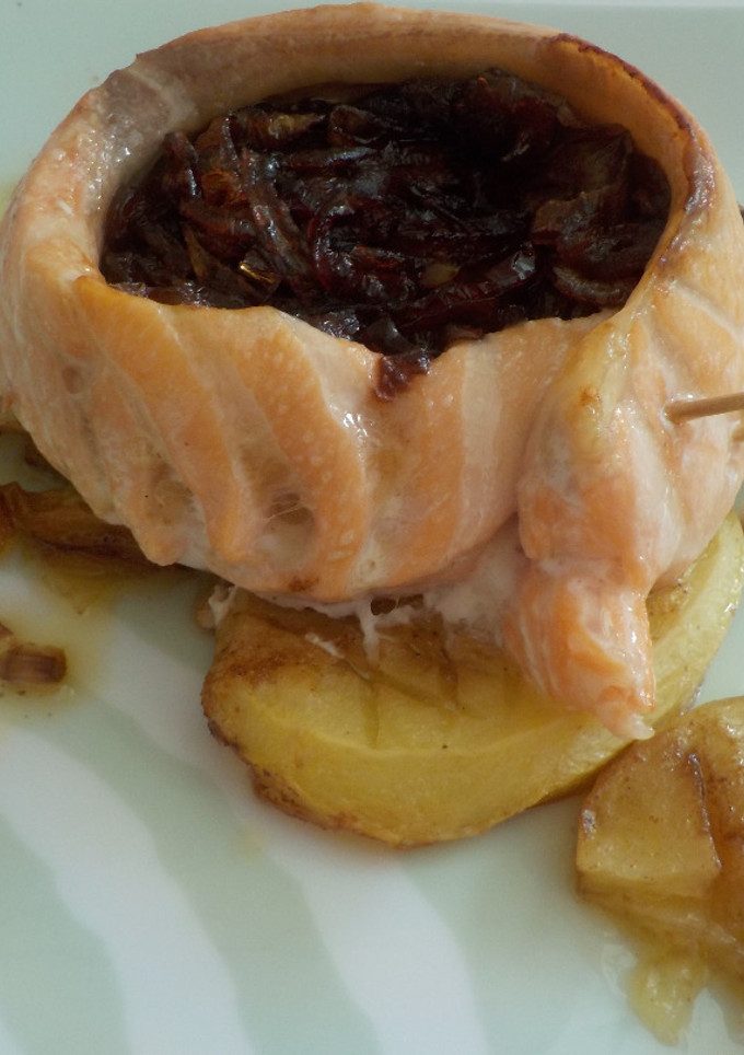Una foto de Nidos de salmón al horno con cebolla caramelizada