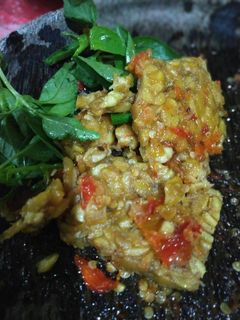Foto resep Tempe geprek sambel bawang kemangi