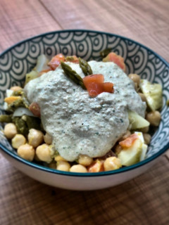 Una foto de Ensalada de garbanzos, salmón y espárragos con salsa de yogur y cacahuetes