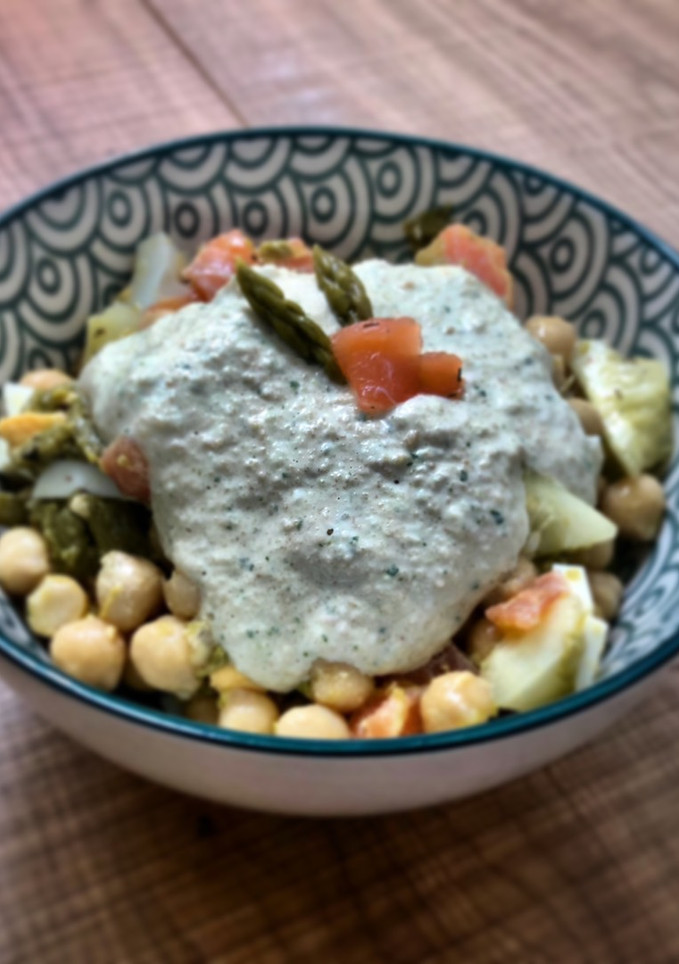 Una foto de Ensalada de garbanzos, salmón y espárragos con salsa de yogur y cacahuetes