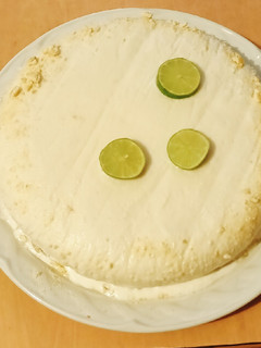 Una foto de Carlota de limón,😋pocos ingredientes muy fácil