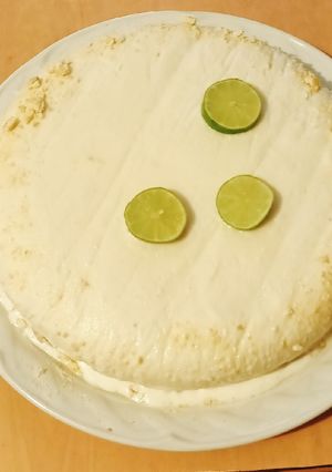Una foto de Carlota de limón,😋pocos ingredientes muy fácil