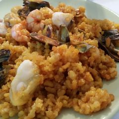 A picture of Seafood paella with artichokes.