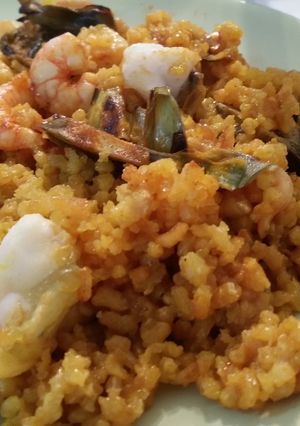 A picture of Seafood paella with artichokes.