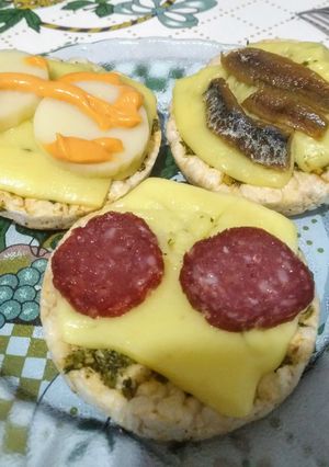 Una foto de Pizzetas en galletas de arroz