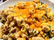 Una foto de pasta de codito con queso amarillo