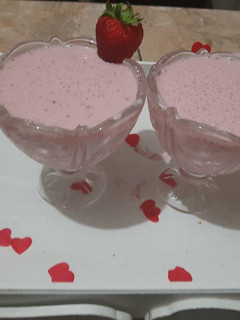 Una foto de Licuado de frutilla🍓 y banana🍌