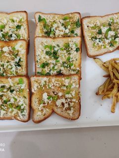 ચીઝ ગાર્લિક બ્રેડ (Cheese Garlic Bread Recipe In Gujarati) રેસીપી મુખ્ય ફોટો