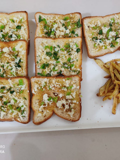 ચીઝ ગાર્લિક બ્રેડ (Cheese Garlic Bread Recipe In Gujarati) રેસીપી મુખ્ય ફોટો