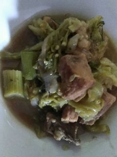 Una foto de Puerco con hierbas frescas