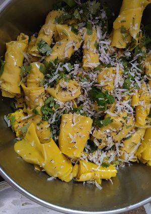 A picture of Khandvi.