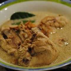 A picture of Opor ayam.