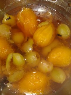 Una foto de Dulce de mango y durazno 🍑🍃