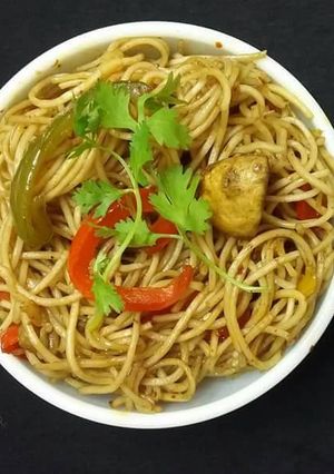 A picture of Chinese noodles.