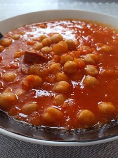 Una foto de Garbanzos con verduras y chorizo Mambo