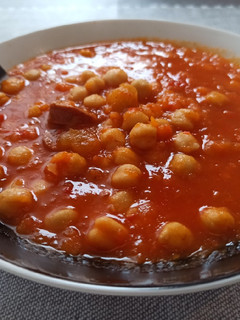 Una foto de Garbanzos con verduras y chorizo Mambo
