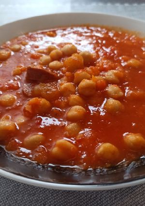 Una foto de Garbanzos con verduras y chorizo Mambo