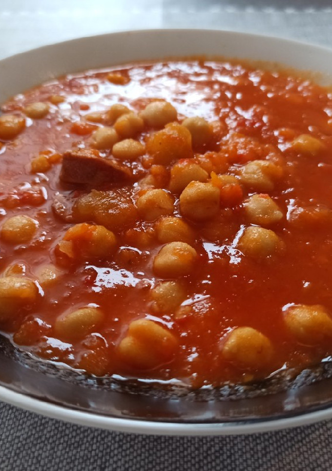 Una foto de Garbanzos con verduras y chorizo Mambo