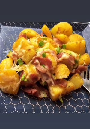 A picture of Cheese & bacon potatoes.