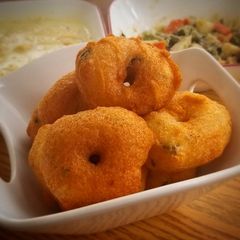 A picture of Medhu Vadai.