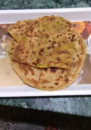A picture of Aloo pratha.