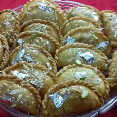 A picture of Meethay Samosay (Gujiya).