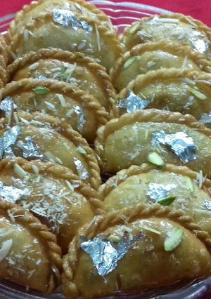 A picture of Meethay Samosay (Gujiya).