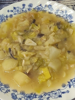 Una foto de Puerro con patata y bacalao