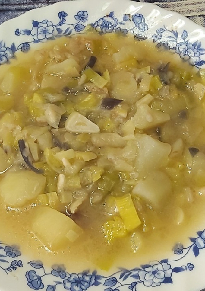 Una foto de Puerro con patata y bacalao