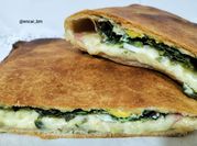 Una foto de empanadas de espinacas y mozzarella