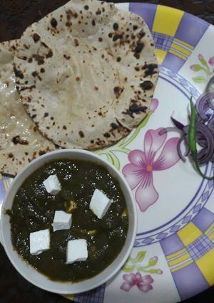 A picture of Palak paneer.