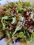 Ensalada picante con col lombarda y sésamo