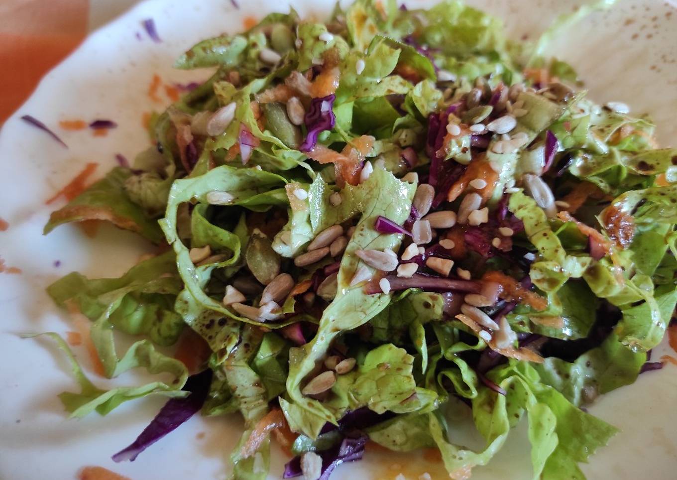 Ensalada picante con col lombarda y sésamo