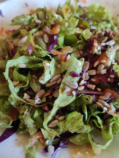 Una foto de Ensalada picante con col lombarda y sésamo