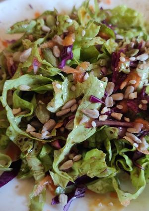 Una foto de Ensalada picante con col lombarda y sésamo