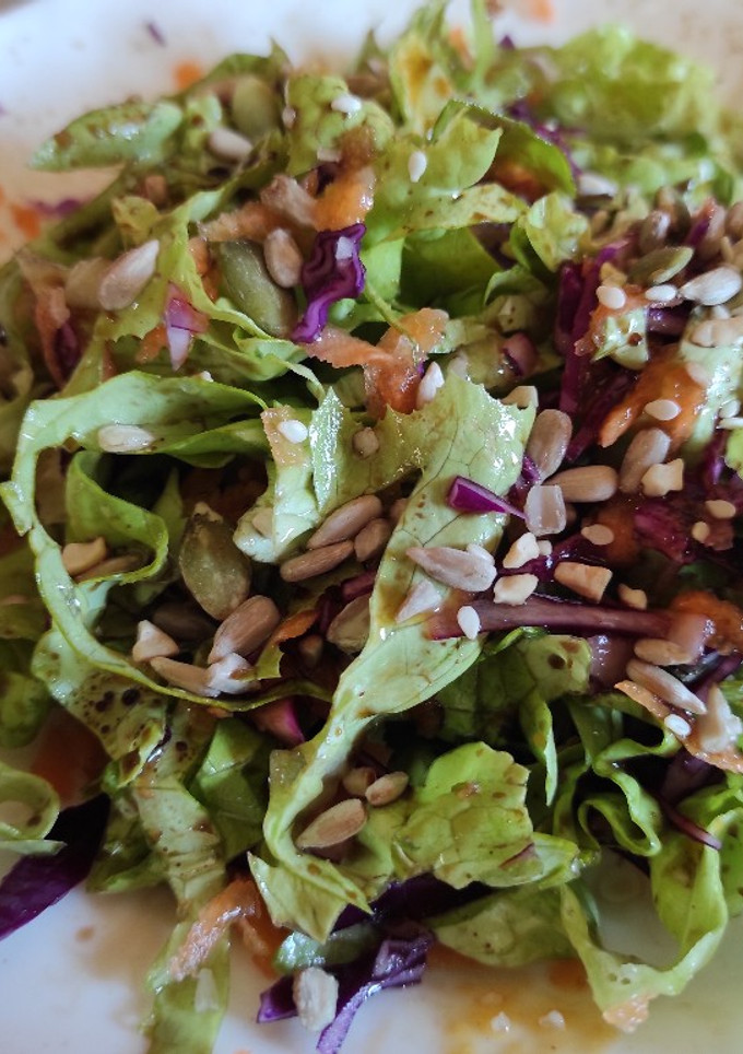Una foto de Ensalada picante con col lombarda y sésamo