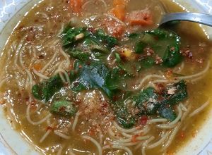 Una foto de Sopa de verduras con cabellos de ángel