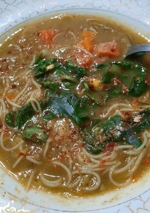 Una foto de Sopa de verduras con cabellos de ángel