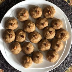 A picture of Gond ke Laddoo.