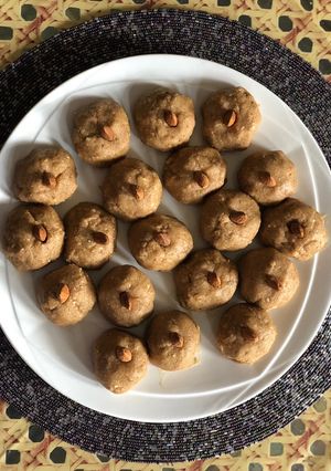 A picture of Gond ke Laddoo.
