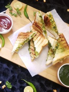 चिली चीजी कॉर्न सैंडविच (Chilli cheesy corn sandwich recipe in hindi) रेसिपी मुख्य फोटो