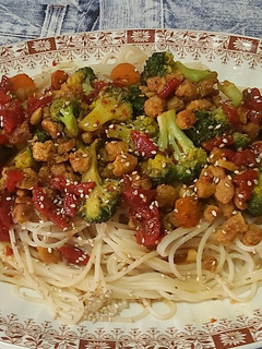 Una foto de Espaguetis de quinoa, verduras, soja texturizada, salsa pimiento