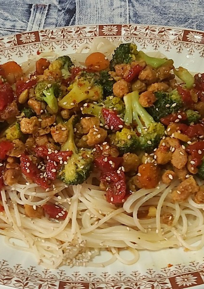 Una foto de Espaguetis de quinoa, verduras, soja texturizada, salsa pimiento