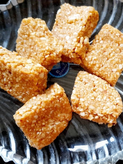 शेंगदाणे गचक (shengdane gajak recipe in marathi) रेसिपी चे मुख्य फोटो