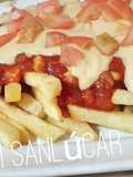 Patatas fritas con salsa mexicana y cheddar