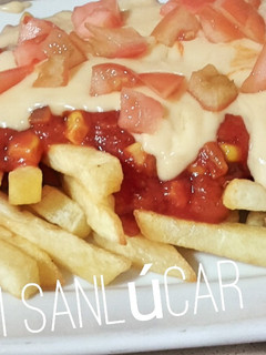 Una foto de Patatas fritas con salsa mexicana y cheddar