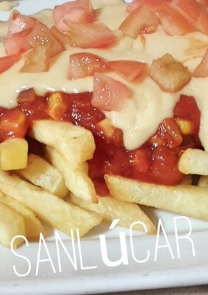 Una foto de Patatas fritas con salsa mexicana y cheddar